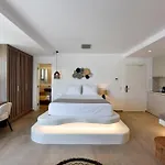 Anais Milos 4*